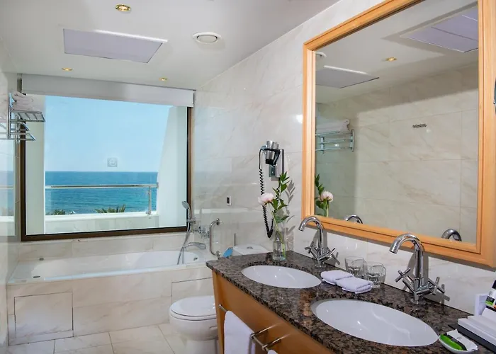 Constantinou Bros Pioneer Beach Hotel Hotel 4*