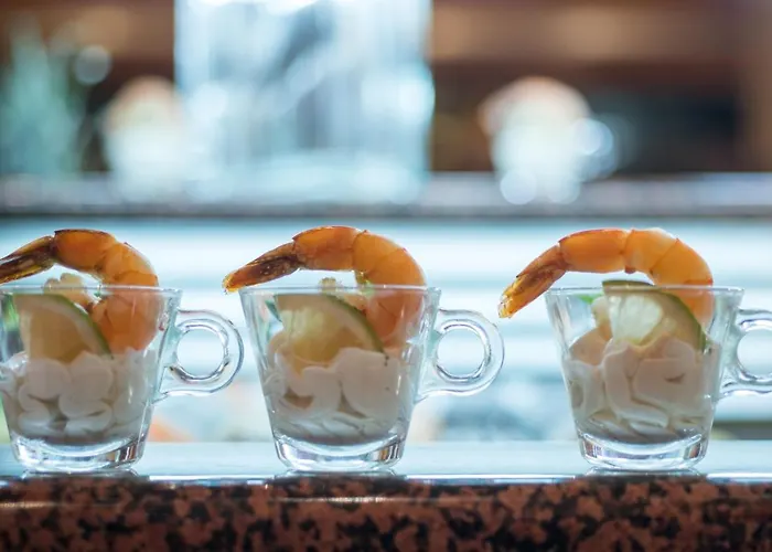 ホテル Constantinou Bros Pioneer Beach Hotel