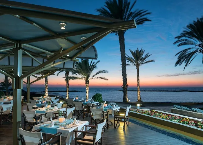 Constantinou Bros Pioneer Beach Hotel 4*