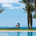 Constantinou Bros Pioneer Beach Hotel 4* Пафос